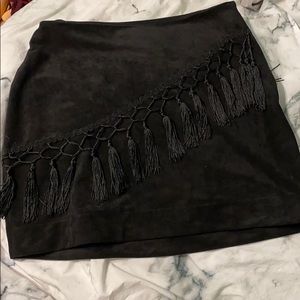 Suede skirt with tassels